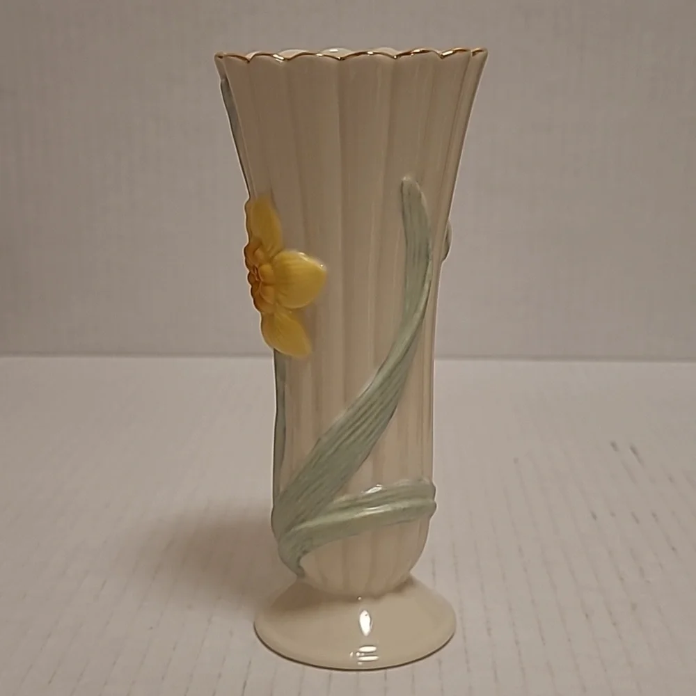 Lenox Daffodils in Bloom Bud Vase with Gold Trim